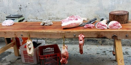 安徽：肉贩违规售卖未经检疫猪肉 持刀刺穿执法车轮胎