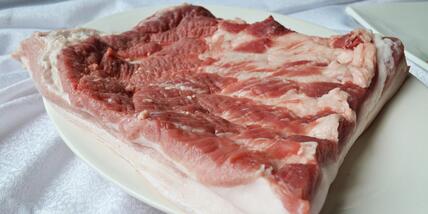惊悚！男子菜场买猪肉做菜 食用前发现6厘米“长虫”