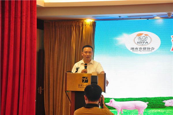 湖南省养猪协会年会35个猪场现场订购三胞胎饲料