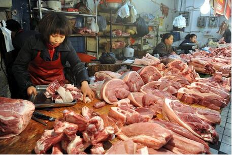 锡城猪肉价格今年一降再降，行情惨淡，养殖户叫苦