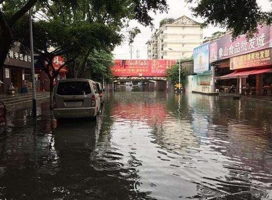 广西桂林暴雨致16位村民被困，一家养猪场被淹！
