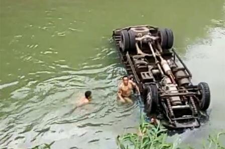 宜宾珙县装猪货车失控冲进水库致 1人死亡1人失踪（图）
