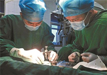 湖北27岁男子成功移植猪眼角膜 医院称或现排斥反应