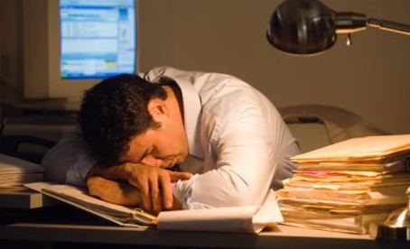 每天下班赖在公司加班的员工就是好员工吗？其实不然，有些人晚上加班，只是为了弥补白天工作时间的低效率工作，这种无意义的加班，并不能提升个人能力。