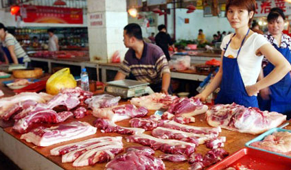 进口猪肉问题一直是养猪人的敏感神经，轻易不能触动，不然养猪人就会伤心。毕竟进口猪肉越多，国内的生猪价格下降的可能性就越大，国内养猪人赚钱的可能性和收益水平都会下降。