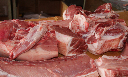 　生猪市场最近两天还是保持之前的平稳震荡态势，截止到昨天，全国瘦肉型猪的出栏均价保持在14.4元/公斤，并且在这个价位已经平稳震荡了10天，应该说大幅上涨和大幅下跌的可能性都不大。
