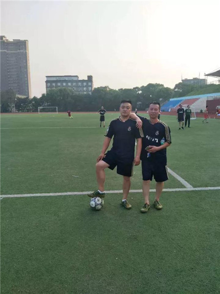  2017年10月7日，阳光明媚的下午，大佑农公司第三届销售精英足球对抗赛在江西省旅游商贸学院足球场正式举行