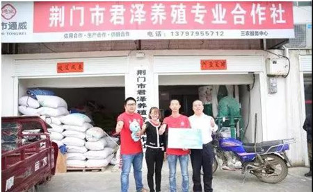 杨冬冬老板的门店位于荆门市麻城镇，他今年才33岁，但经销饲料的时间却已近10年。