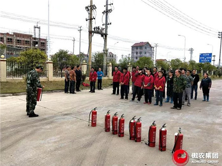 日前，吉安傲农携手泰和消防大队在吉安傲农生产基地举行了秋季消防演练。 　　