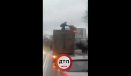 海外网12月28日电 据俄罗斯卫星通讯社27日消息，乌克兰目击者在基辅近郊拍下一名男子和猪在一个箱式货车车顶上“决斗”的视频。这段视频在脸书上被公开。