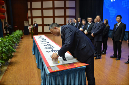 1月21日，中国两弹城红色旅游景区内，铁骑力士集团年会上，来自全国各地的400余名管理干部，共同签署并发布了《铁骑力士安全健康食品宣言》