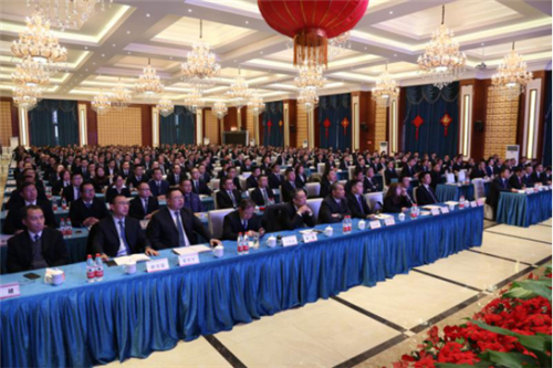 1月21日，中国两弹城红色旅游景区内，铁骑力士集团年会上，来自全国各地的400余名管理干部，共同签署并发布了《铁骑力士安全健康食品宣言》