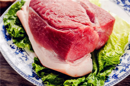 3月13日，华商储备商品管理中心发布《关于2018年中央储备冻猪肉收储竞价交易有关事项的通知》，文件中提到，“本次收储挂牌竞价交易1万吨。”