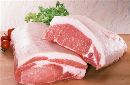 　　在生猪价格跌跌不休的低气压氛围中，进口猪肉方面总算是出了一个好消息。中国海关公布，2月份冷鲜冻猪肉进口数量为71712吨，环比减少38.37%，同比减少35.04%进口数量已降至2015年8月以来新低。这应该算是一个可喜可贺的事情，洋猪肉终于不来捣乱了。   　　 　　不过进口猪肉减少的背后是国内猪市供给的增加和猪肉的暴跌，我们也能清楚的明白进口猪肉的减少难以对猪价起到提振的作用，但是总比雪上加霜的好。而且从市场的供求关系来看，上半年生猪供应宽松格局已定，所以猪价低位盘整，进口猪肉保持低位会是大概率事件。在此再次提醒养殖户国内猪市的供求才是影响猪价的关键，大家一定要看清楚主要矛盾，及时逢高出栏，理性调整存栏节奏，切勿盲目扩产。 　　 　　农业农村部发文表示今年生猪价格不存在长期下跌的基础。他们认为，近年来生猪生产性能明显提升有助于增加生猪出栏量，但是由于今年环保因素影响仍然较大，养殖场户增养补栏比较谨慎理性。而且我们知道环保退市的现象必然还会有，而且当前的猪市状态，竞争是暗流涌动的，下行周期必然会是一次市场洗牌，实力不强的猪场只能被劣汰出去。 　　 　　同时通过调查显示，官方认为今年生猪市场供应不会明显增加，但是消费需求可能仍将延续小幅下降势头，所以供需将总体平衡偏宽松。那么作为养猪人我们也不能放宽心，即便年内生猪价格不存在长期大幅下跌的基础，但是供求偏松的状态也直接表明了低迷氛围基础，所以养猪人不必期待后市的大涨，也没有这个基础。