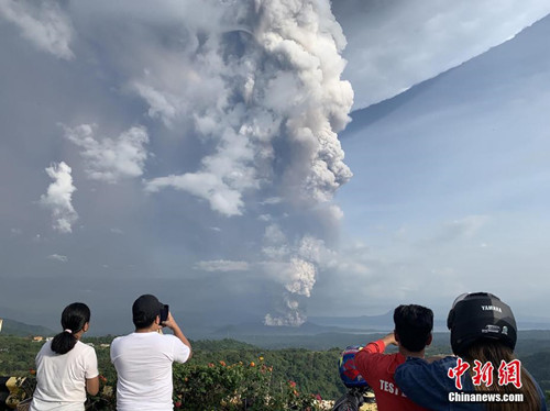 菲律宾火山爆发浓烟直冲云霄 民众淡定拍照