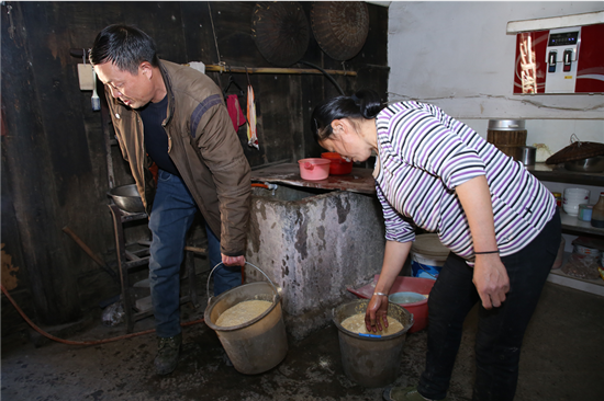 绥阳“独臂”农民养猪牛，一年收入10多万