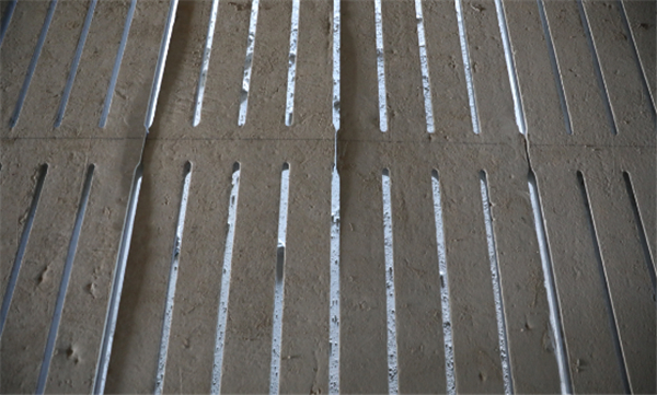 漏缝板缝隙宽2.2公分，刮粪机的横刮长度达80多米
