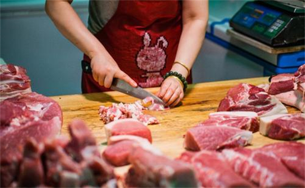 生猪价格大幅上涨超43%！与猪价齐飞的还有猪肉概念股以及饲料价格，涨势还会继续吗？