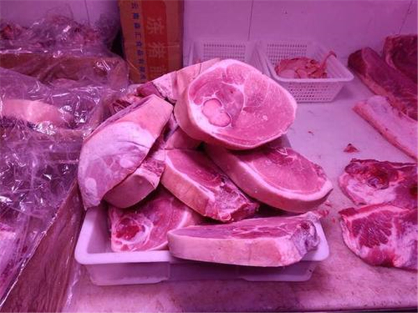 猪肉也开“美颜”？肉店常用红光灯提鲜，消费者看不清真实颜色！