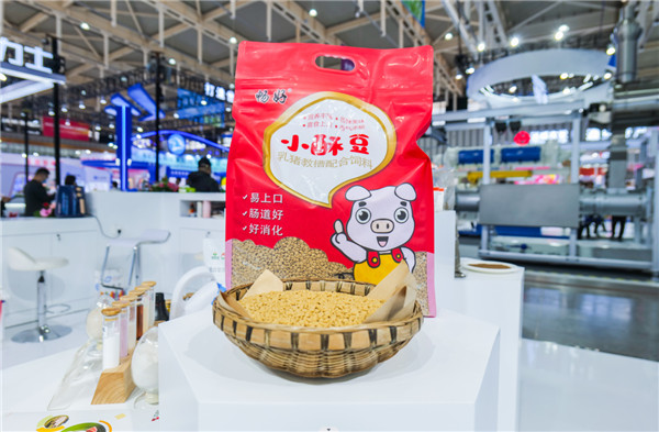 新希望六和新款乳猪教槽料产品现身中国饲料展
