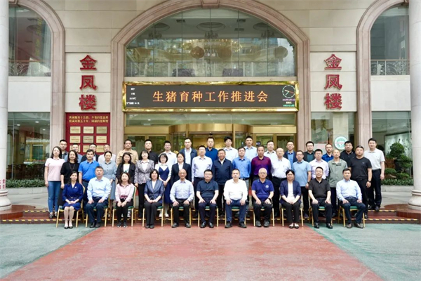 广西扬翔与全国畜牧总站签署战略合作协议