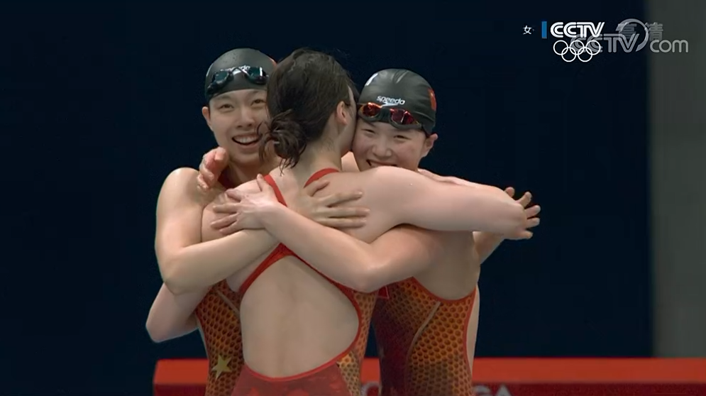 第14次升国旗奏国歌！中国姑娘勇夺游泳女子4x200米自由泳接力金牌